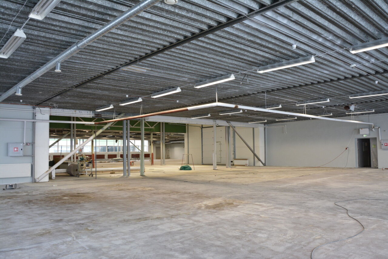 PEAGI VALMIMAS MITMEKÜLGNE ÄRIPIND RAKVERES! — 1468.8 m² Jaama