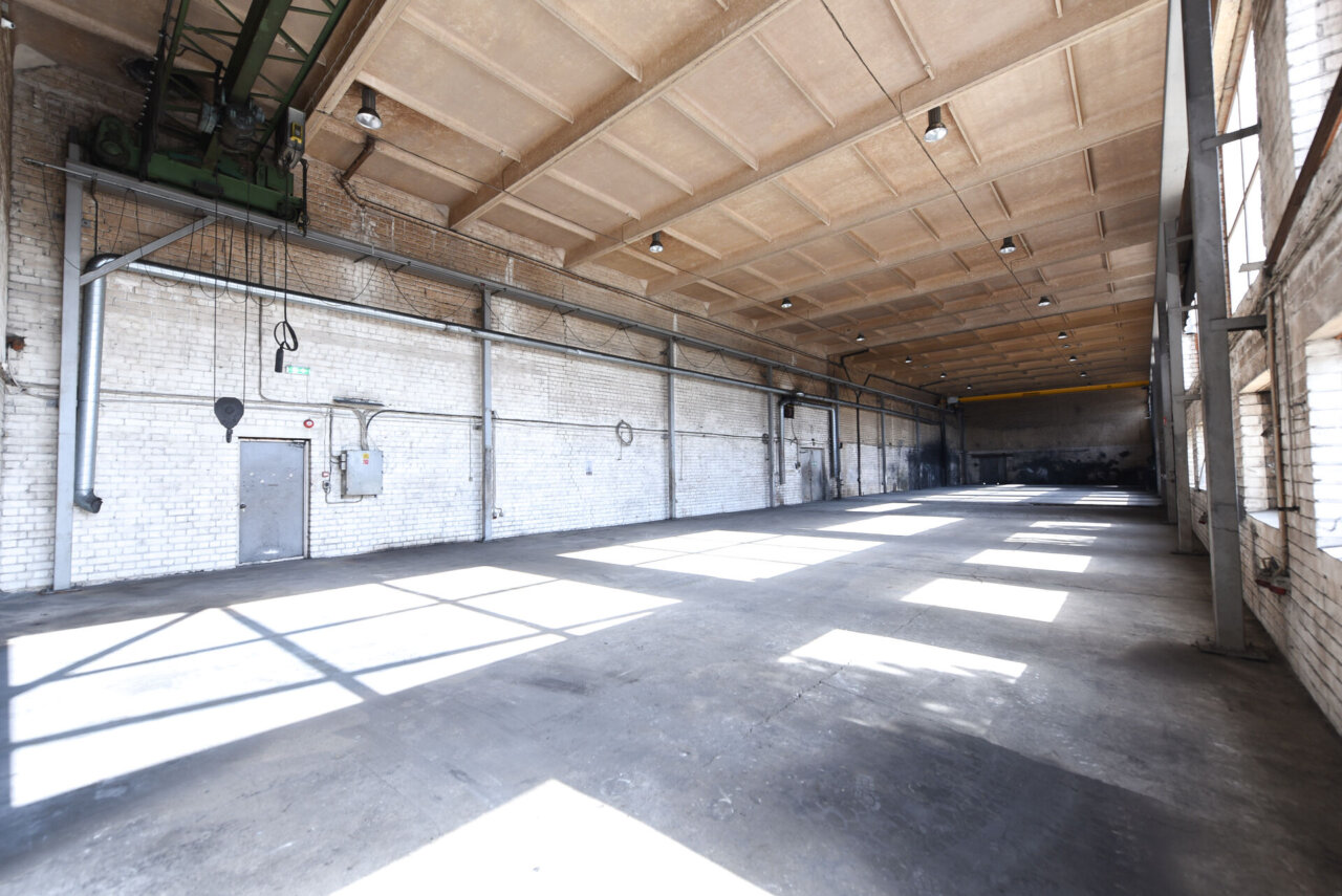 KRAANA JA ESTAKAADIGA LAO/TOOTMISPIND NING KONTOR!