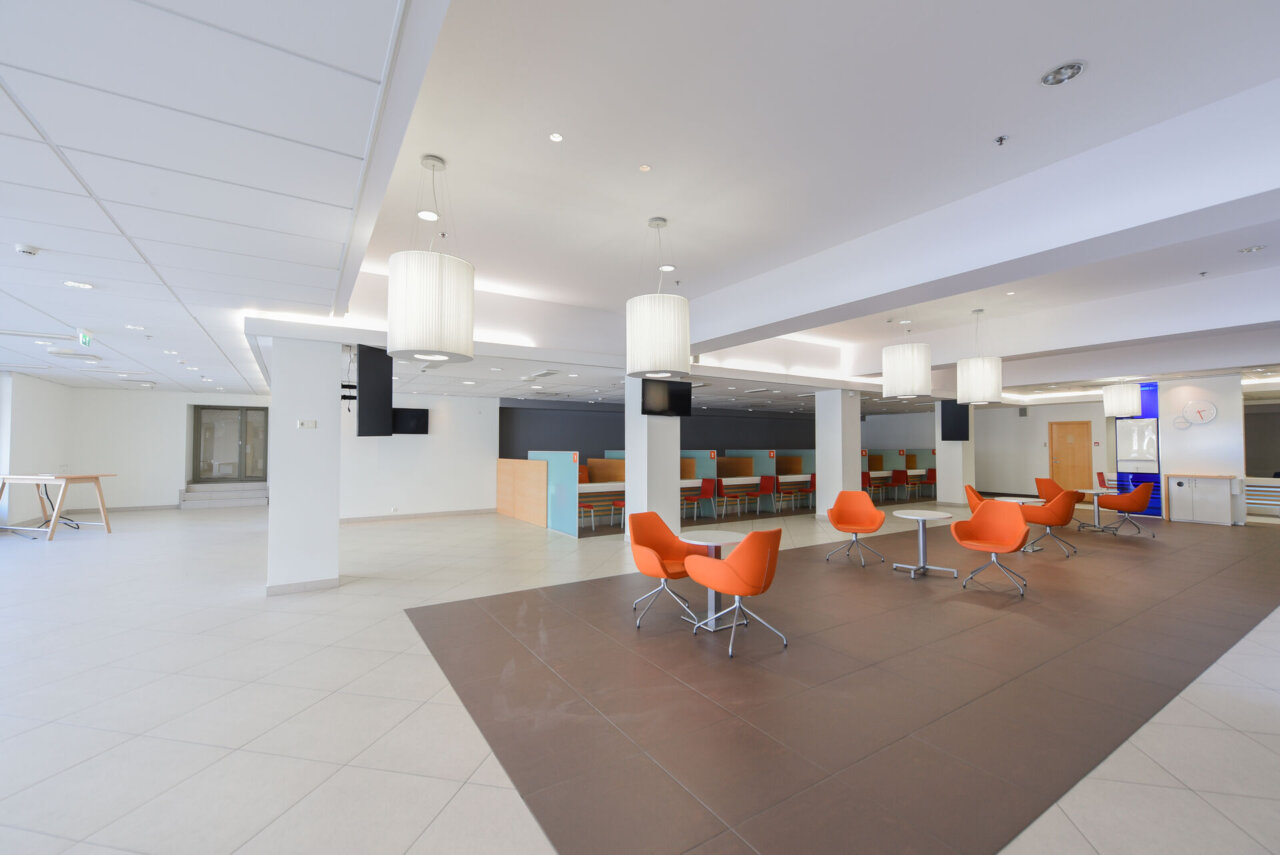 3-KORRUSELINE TEENINDUSSAAL KONTORIGA! — 3430 m² The Bank